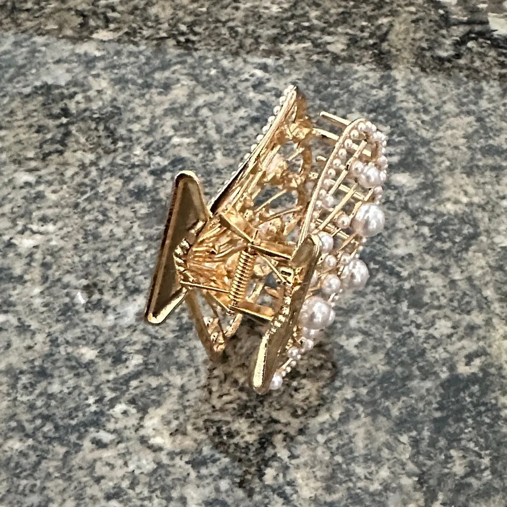 ❣️5|$25❣️Elegant Gold and Pearl Women's Jewelry hair Clip - Picture 2 of 3